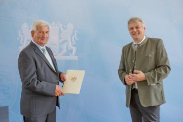 Bayerns Wirtschaftsstaatssekretär Roland Weigert mit Franz Xaver Kugler.