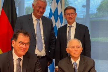 Reiner Meutsch (Fly & help), Landrat Stefan Rößle mit Bundesentwicklungsminister Dr. Gerd Müller, der den Ulrichspreis verliehen 