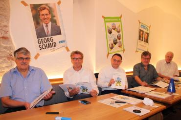Dr. Wilfried Sponsel, Georg Schmid, MdB Ulrich Lange, Dr. Andreas Mack und Paul Kling mit Magazin "75 Jahre CSU Donau-Ries"