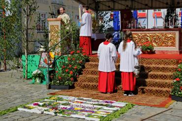 Zu sehen ist ein Ausschnitt aus der Fronleichnams Zeremonie in Wemding.