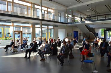 Das Bild zeigt die Ehrengäste bei der Einweihung der Wemdinger Realschule