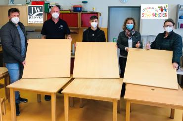 Das Bild zeigt Thorsten Lindner, Markus Uhl, Max Schwab, Liselotte Kienberger und Brigitta Reichert bei der Übergabe der Tischplatten. 