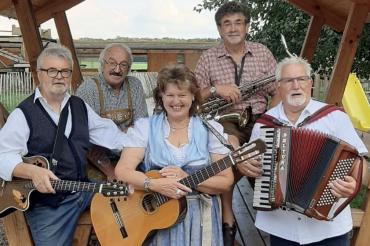 Erna Dirschinger mit ihrer Mannschaft Joe Kinzelmann, Werner Brigl, Max Blei und Toni Scheller