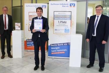 Stv. Vorstandsvorsitzender Bernhard Ströbele, Michael Sandmaier (Leiter Privatkunden) und Vorstandsvorsitzender Paul W. Ritter präsentieren die Auszeichnung „Beste Bank vor Ort“. Beim Bankenvergleich in Nördlingen schnitt die Raiffeisen-Volksbank Ries erneut am besten ab. 