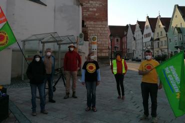 Mahnwache zur Energiewende am Donauwörther Münsterplatz. 