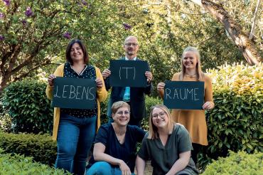 Das Bild zeigt die OrganisatorInnen der Aktion: Vorne (rechts) Milena Oefele von der Lebenshilfe Donau-Ries und Victoria Bauer (links) von der Stiftung Sankt Johannes Hinten von links nach rechts: Andrea Beranek von Diakoneo, Martin Heilingbrunner vom BRK Nordschwaben und Sarah Mayer von der Diakonie Donau-Ries