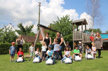 Auf dem Gruppenbild von links: Sina Hofmann (RVB Ries) und das Kindergarten-Team Lisa Kraus, Annabell Bergdolt und Leiterin Jana Fuchs. 