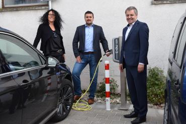 Von links: Heidrun Benedikter, Kommunales Management ODR, Christoph Schmidt, Bürgermeister Harburg und Sebastian Maier, Technischer ODR-Vorstand. 