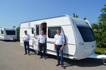 Hans Frindte, Thomas Kamm und Andreas Dirr vor einem Wohnanhänger