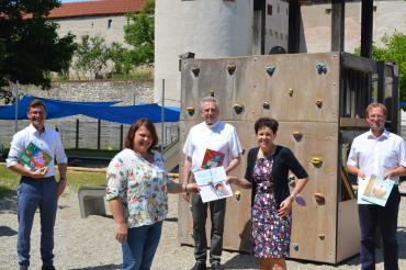 Auf dem Bild sind Oberbürgermeister David Wittner, Claudia Angel, Leitung Kindertagesstätte an der Nördlinger Mauer, Dekan Gerhard Wolfermann, MdL Gudrun Brendel-Fischer und MdL Wolfgang Fackler zu sehen