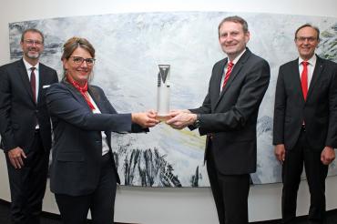 von links Vorstandsmitglied Michael Scholz, Bereichsdirektorin Firmenkunden, Susan Müller-Meerkatz, Gebietsdirektor Immobilienfinanzierung, Lothar Lechner und Vorstandsvorsitzender Johann Natzer.