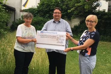 Von links nach rechts: Anni Haberl, Pfarrer Jörg Biercher, Hedwig Rehm (Pfarrgemeinderätin und Organisatorin)