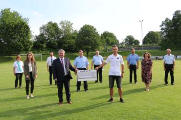Unser Bild zeigt von links die Vertreter der Vereine: Helene Miller (Gesangsverein Frohsinn), Anna Bosch (Haisle Niederhofen), Josef Müller (Gesangsverein Frohsinn), Alexander Kotz (RVB Ries), Thomas Dietrich (FFW Niederhofen), Wolfgang Heller (FFW Erlbach), Steffen Thorwarth (Sportverein), Michael Stark (FFW Erlbach), Sabine Dietrich (Obst- und Gartenbauverein), Horst Schübel (Soldaten- und Veteranenverein). 