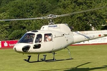 Das Bild zeigt einen landenden Helikopter.