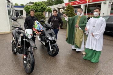 Auf dem Foto segnet Pfarrer Benjamin Beck die Maschinen von Florian und Christian - mit dabei auch Oberministrant Timo.