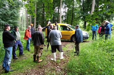 Forstdirektor Birkholz referiert im Steinharter Wald zu aktuellen Themen. 