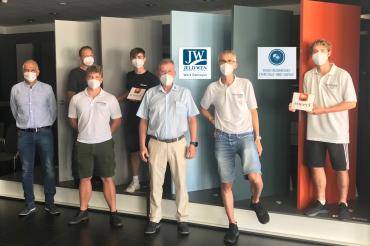 Karl-Heinz Hederer (Head of Compensation & Benefits), Christian Hammling (EHS Manager), Patrick Jahnke (Praxis Dr. Pfitzner), Max Schwab (Azubi JELD-WEN), Wolfgang Oswald, Dr. Martin Pfitzner und Konstantin Schreiner (Praxis Dr. Pfitzner)