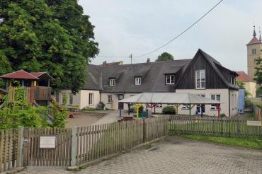 Der Kindergarten von Auhausen, im Schatten der ehemaligen Klosterkirche.