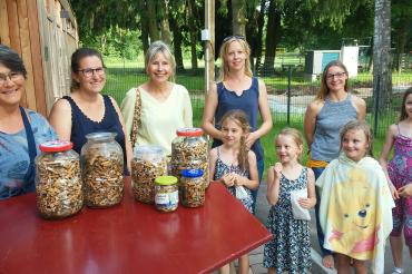 Sonntagabend vor der Freibadkasse: Die Kippen wurden gewogen und das Ergebnis berechnet