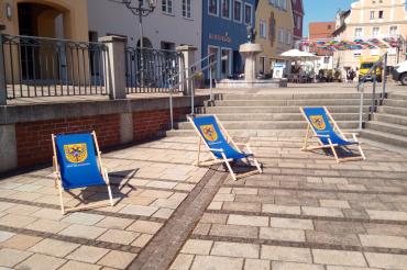Blaue Liegestühle mit dem Stadtwappen versehen