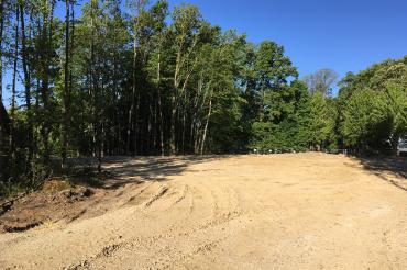 Nach den in der Tiefe erfolgten Gründungsarbeiten ist das Baufeld bereit für die Hochbauarbeiten.