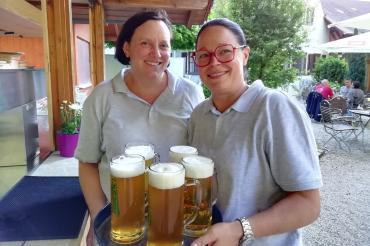 Alexandra Bonrath und Patricia Bonrath-Landgraf mit Tablett mit fünf halben Bier