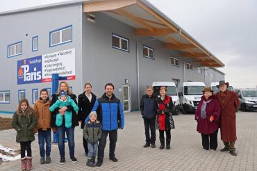 Über den neuen Standort freuen sich die Kinder Sofia und Denny, Ehefrau Susanne Fuchs mit Moritz, Schwester Judith Lichner-Fuchs, Firmeninhaber Manuel Fuchs mit Sohn Patrick sowie die Eltern Günther und Beatrix Fuchs (geb. Paris) und die Großeltern Notburga und Norbert Paris.
