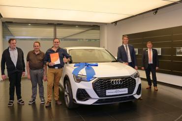 Zusammen mit Vater und Zwillingsbruder holt Achim Stahl (in der Mitte) sein neues Auto im Audi Forum Ingolstadt ab. Regionaldirektor Thomas Schwair von der Raiffeisen-Volksbank Donauwörth eG (zweiter von rechts) gratuliert dem glücklichen Gewinner.
