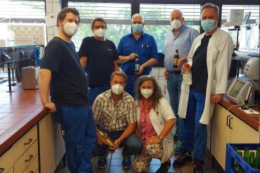 Stellvertretend für alle fortlaufend am Erfolg beteiligten Mitarbeiterinnen und Mitarbeiter der OeTTINGER Brauerei: das Team der Qualitätssicherung in Mönchengladbach.