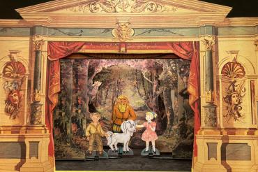 „Das silberne Einhorn“ ist eine poetische Erzählung des Schriftstellers Max Kruse, die von Zoels für das Papiertheater inszeniert wurde.