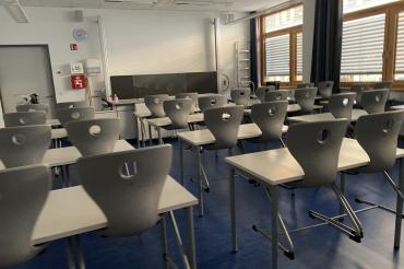 Das Bild zeigt ein Klassenzimmer von innen.