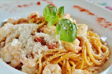 Teller Spaghetti mit Garnelen, Basilikum und Parmesan