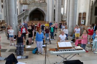 Es ist eine Herausforderung, aber man gewöhnt sich daran und lernt dabei: Proben mit Abstand - seitlich 1,5 m und nach vorne/hinten 2 Meter – im halligen Raum der Nördlinger St. Georgskirche. 