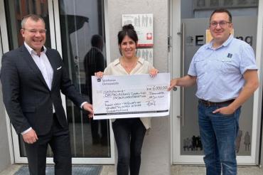 Das Bild zeigt v.l.n.r.: Rainer Stumpf, Bezirksvorsteher der Neuapostolischen Kirche, Kirchenbezirk Nördlingen; Nicole Dauser, Sozialpädagogin; Branko Schäpers, Geschäftsführer Caritasverband.