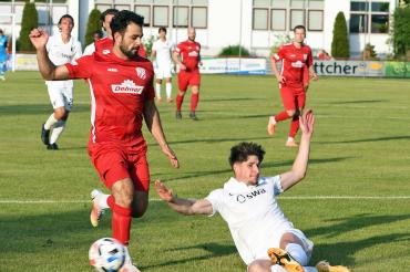 Durch den Treffer von Abdel Abou Khalil (links) siegte der TSV Rain gegen den FCA II. 
