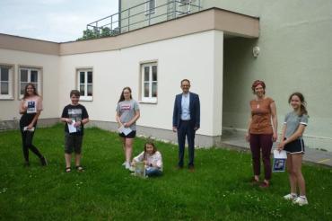 Angelina Strobel (3. Platz lila Blüte), Emilian Herfort (2. Platz Herzluftballon), Anne Malek (1. Platz Wasser mit Wurzel), Mia Handschiegl-Röthig (Tagessiegerin Motto Spiegel) sowie Antonia Lehner (Tagessiegerin Motto Schwarz-weiß). Nicht auf dem Bild ist Milena Maurer (Tagessiegerin Motto Schwarz-weiß).