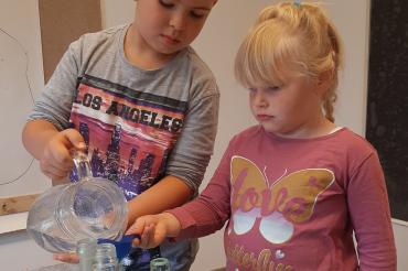 Bei einer Schüttübung arbeiten die Kinder zusammen und achten aufeinander.