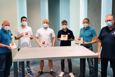 Auf unserem Bild von links aus dem Praxisteam: Dr. Roland Cantzler, Patrick Huber und Patrik Jahnke, sowie von JELD-WEN: Max Schwab, Christian Hammling und Wolfgang Oswald.