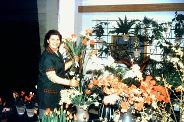 Theresa Unger, Mutter von Wilhelm Unger, in ihrem Laden. 