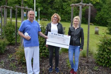 Das Bild zeigt: Dr. Thomas Handschuh, Monika Stelzle und Caroline Stelzle.