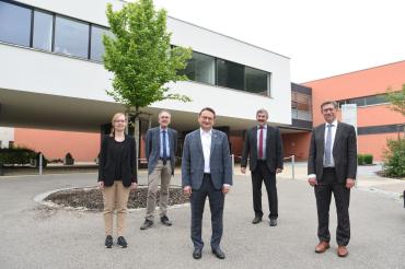 Über den hohen Zuschuss zum Ausbau der Geburtshilfe im Stiftungskrankenhaus Nördlingen freuen sich (von links): Verwaltungsleiterin Sandra Frey, gKU-Vorstand Dr. Roland Buchheit, der Bundestagsabgeordnete Ulrich Lange, gKU-Vorstandschef Jürgen Busse sowie Landrat und Verwaltungsratsvorsitzender Stefan Rößle. 