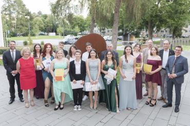 Schülerinnen und Schüler mit Lehrkräften