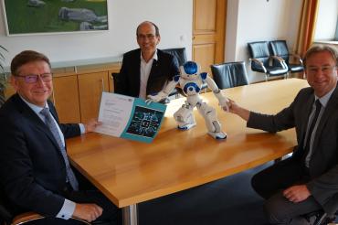 Von links: Landrat Stefan Rößle, Schulleiter Raimond Eberle, MdL Wolfgang Fackler.