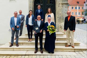 Das Bild zeigt Karl-Heinz und Marianne Bschorer; hinten v.l.: Martin Bickelein (Technischer Werkleiter Stadtwerke) Karl Stempfle (Leiter Sachgebiet Liegenschaften, Schulen, Sport), Michaela Kleebauer (Leiterin Sachgebiet Personalwesen), Oberbürgermeister David Wittner, Martina Schwarzer (Kaufmännische Werkleiterin Stadtwerke), Bernhard Kugler (Werkleiter Stadtwerke)