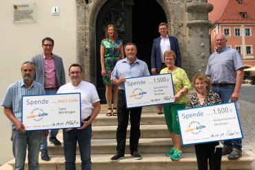 Von links: Helmut Weiß (Diakonie Donau-Ries, CaDW), Thorsten Häußer (EnBW ODR), Branko Schäpers (Caritasverband), 2. Bürgermeisterin Rita Ortler, Walter Oswald (Seniorenbeirat), Landrat Stefan Rößle, Elisabeth Strauß (Seniorenbeirat), Waltraud Englisch (Kinderschutzbund) und Hans Engelbrecht (EnBW ODR).