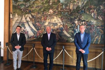 Oberbürgermeister David Wittner und Hauptamtsleiter Peter Schiele gratulieren Franz Kugler zum Verdienstkreuz 1. Klasse des Verdienstordens der Bundesrepublik Deutschland. 