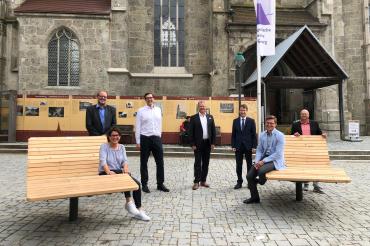 Wellenförmige Holzliegen laden dank Sponsoren in der Nördlinger Innenstadt zum Entspannen ein. Vorne von links: Susanne Vierkorn (Vorsitzende Verschönerungsverein Nördlingen e.V.) und Oberbürgermeister David Wittner. Hinten von links: Stefan Heilbronner und Christian Düll (beide Rotary Club Nördlingen), Sandro Weber (Sparkasse Dillingen-Nördlingen), Michael Sandmaier (Raiffeisen-Volksbank Ries eG) und Uwe Dunzinger (D&H Reinigungsservice). 