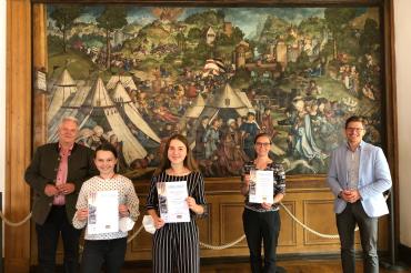 v.l.: Robert Böse (Oberstudiendirektor), Franziska Eßmann und Anna Fischer (beide Schülerinnen THG), Andrea Kugler (Leiterin Stadtmuseum Nördlingen), Oberbürgermeister David Wittner