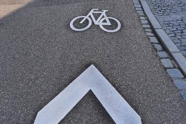 Aufgebrachte Sharrows in der Hallgasse, der Raiffeisenstraße und der Romantischen Straße in der Nördlinger Innenstadt und Baldingen sollen die Verkehrsteilnehmer auf die Fahrradfahrer aufmerksam machen.