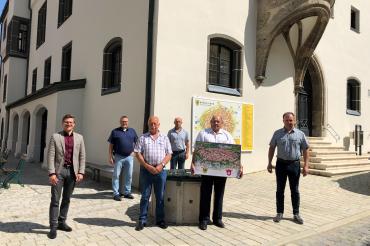 Unser Bild zeigt von links nach rechts Oberbürgermeister David Wittner, Jürgen Landgraf (Sachgebietsleiter Ordnungswesen), Josef Braun (Feldgeschworener), Josef Sienz (Obmann der Feldgeschworenen), Leonhard Lechner (ehe-maliger Feldgeschworener) und Marcus Sienz (Ortssprecher Kleinerdlingen).